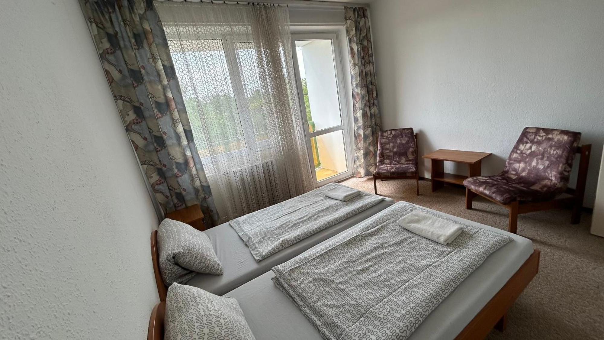 Aranypart Hostel Сиофок Екстериор снимка